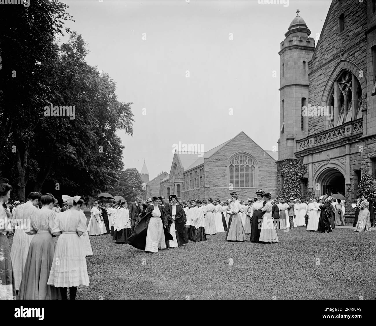 Départ de la chapelle [Mary Lyon Hall], Mount Holoke College, South Hadley, Mass., c1908. Banque D'Images