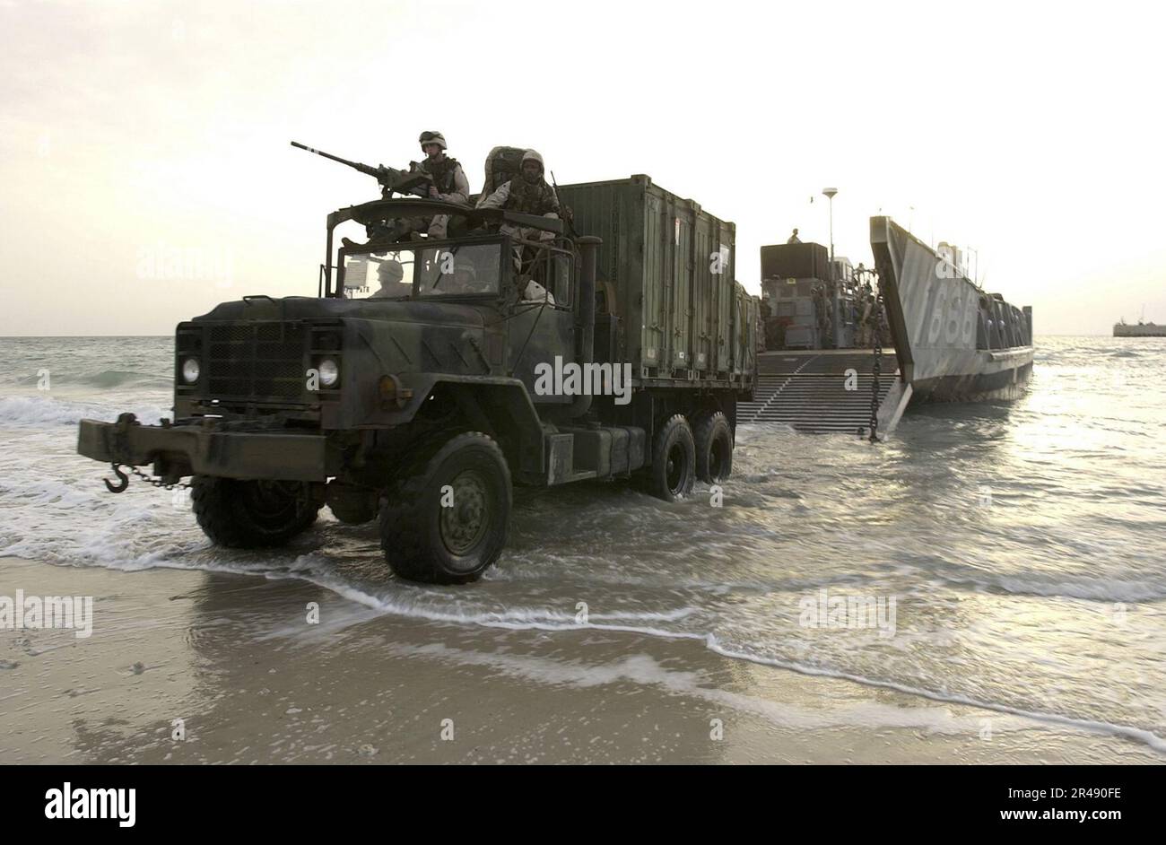 US Navy Un camion de 5 tonnes provenant d'un utilitaire d'embarcation d'atterrissage (LCU) de l'USS Tarawa amphibie (LHA 1) Ready Group (ARG) sera utilisé pour les opérations futures Banque D'Images