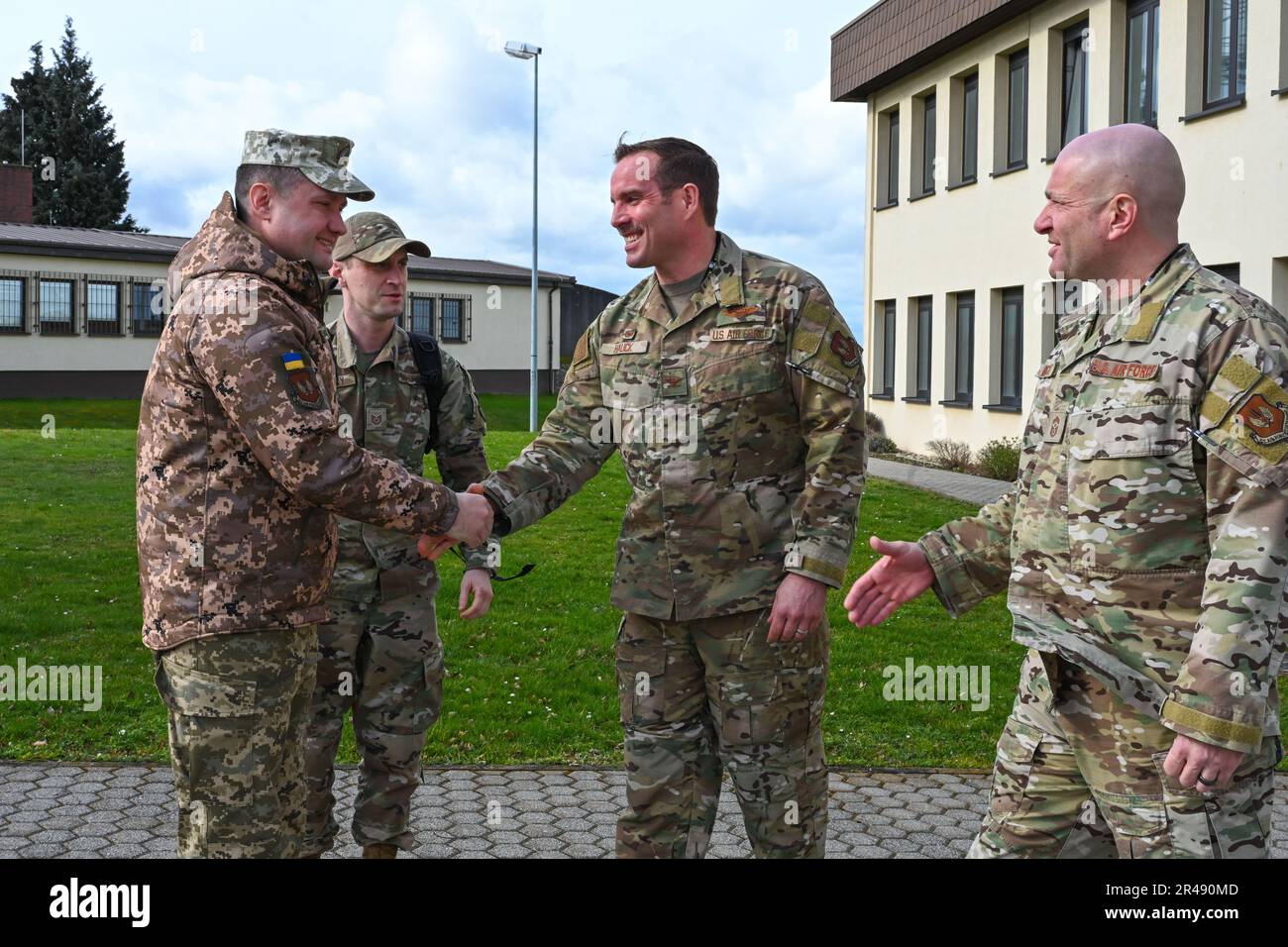 ÉTATS-UNIS Le colonel Leslie Hauck de la Force aérienne, commandant de l'escadre de combat 52nd, à droite, accueille le Sgt. Principal de la Force aérienne des Forces armées de l'Ukraine Kosciantyn Stanislavchuk 22 mars 2023, à la base aérienne de Spangdahlem, en Allemagne. Le chef Stanislavchuk a visité divers établissements d'enseignement et de formation de l'USAF au cours de sa visite pour discuter des possibilités futures d'éducation et de formation pour le corps d'officiers non commissionné des Forces armées ukrainiennes. Banque D'Images