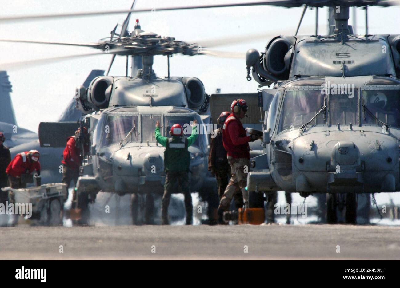 LES soldats DE l'aviation DE LA marine AMÉRICAINE à bord de l'USS Carl Vinson (CVN 70) chargent l'équipement dans deux Seahawks HH-60H en attente affectés à l' Banque D'Images