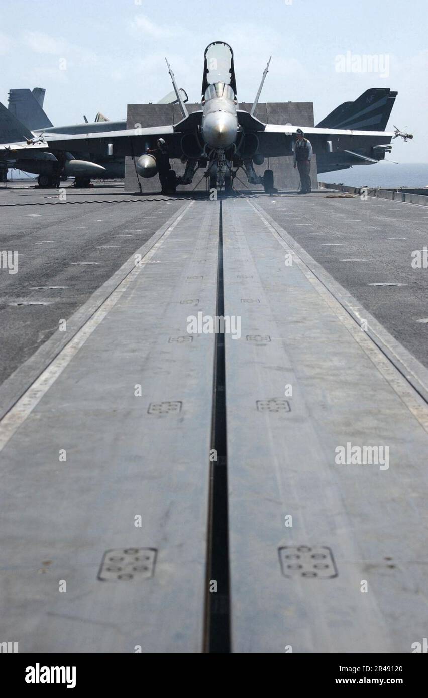 US Navy un F-A-18C Hornet attend en état d'alerte à bord du porte-avions USS Kitty Hawk (CV 63) Banque D'Images