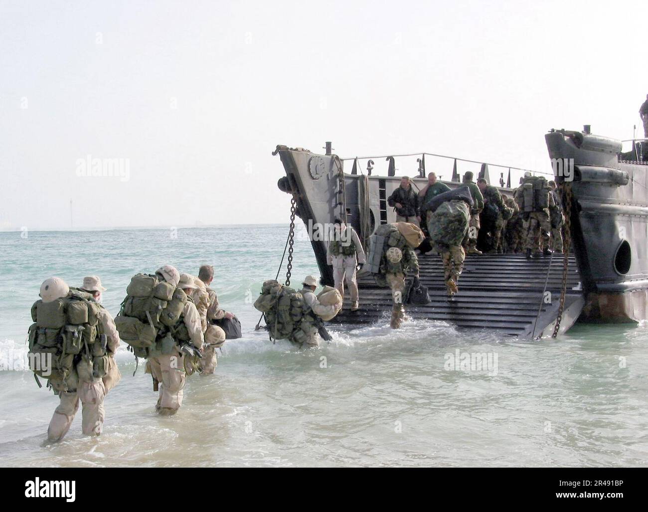 MARINES royales DE la Marine AMÉRICAINE de la charge de l'unité Commando de 40th sur un utilitaire d'embarcation d'atterrissage (LCU) après un entraînement intensif dans le désert koweïtien Banque D'Images