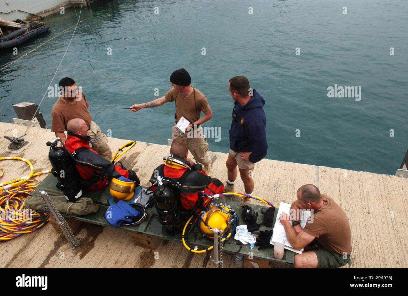 LES membres DE la Marine AMÉRICAINE de l'équipe de construction sous-marine 2 (UCT-2) écoutent un briefing de sécurité de leur superviseur de plongée Banque D'Images