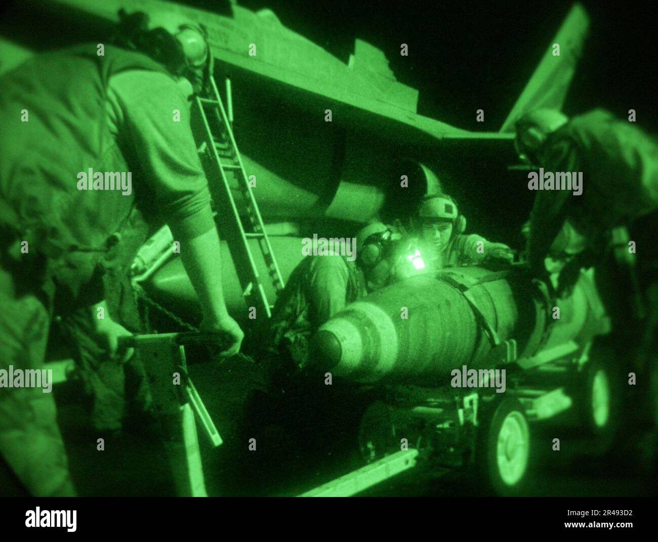 LES soldats DE l'aviation DE LA marine AMÉRICAINE chargent des munitions d'attaque directe interarmées GBU-31 (JDAM) sur un F-A-18 Hornet Banque D'Images