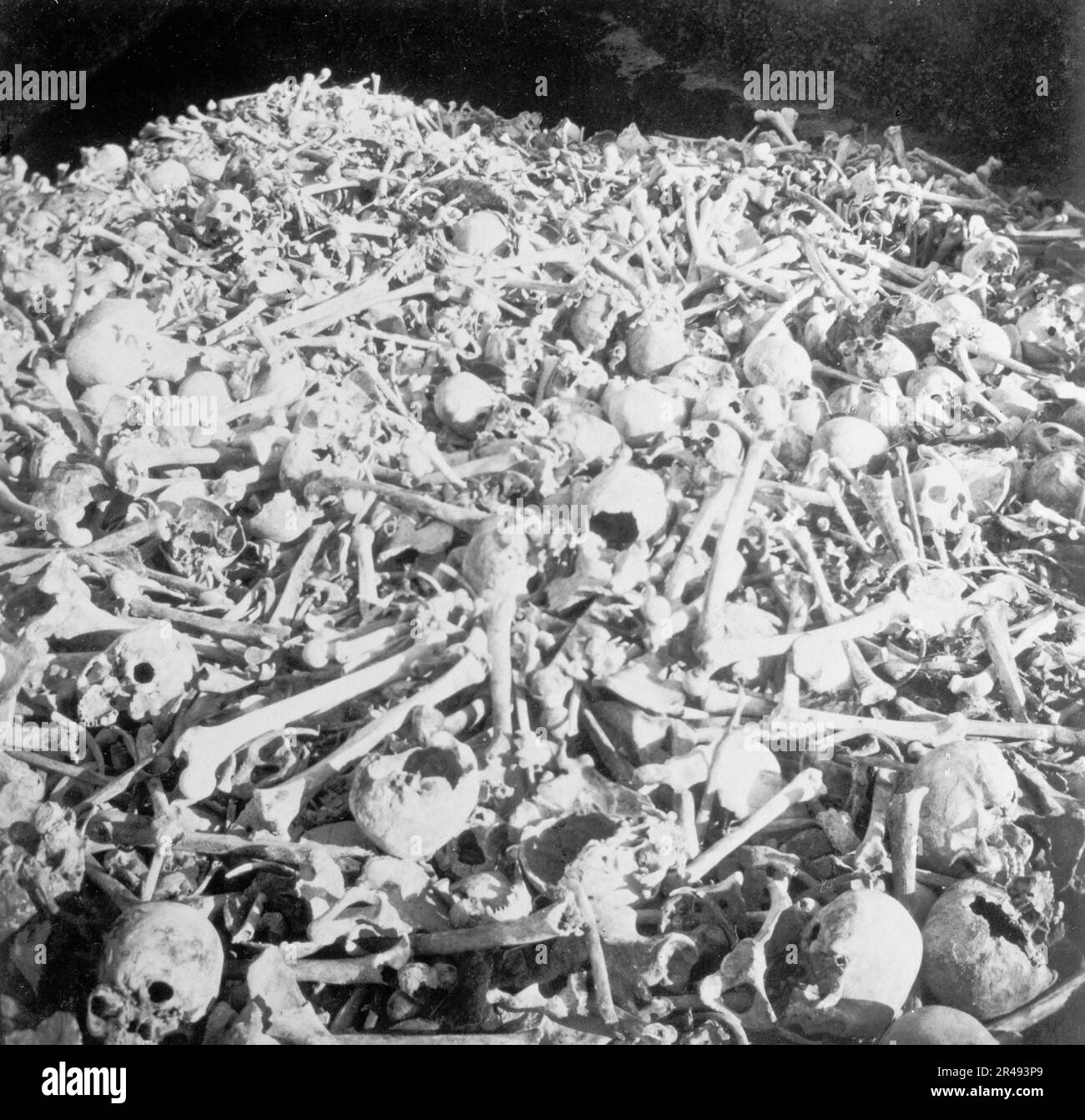 Un tas d'os dans le cimetière, Nécropole Cristobal Colon, la Havane, entre 1895 et 1910. Banque D'Images