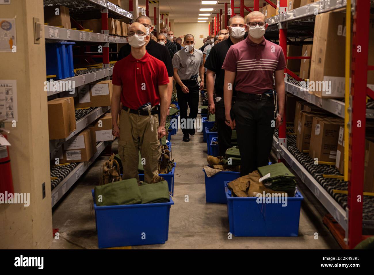 De nouvelles recrues de la Fox Company, 2nd Recruit Training Battalion, arrivent à bord du Marine corps Recruit Depot Pariris Island, S.C., 3 avril 2023. Au cours de leur première nuit à bord du dépôt, les recrues feront un appel téléphonique à la maison, recevront leur coupe de cheveux pour la première recrue, recevront leur uniforme et compléteront le traitement administratif initial. Banque D'Images