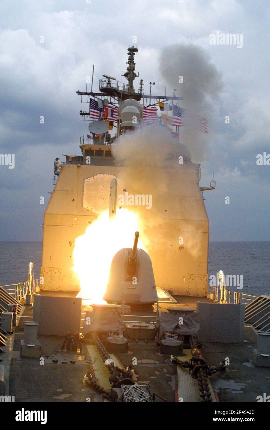 US Navy Un missile d'attaque de terre Tomahawk (TLAM) est lancé à partir du croiseur de missile guidé USS Anzio Banque D'Images