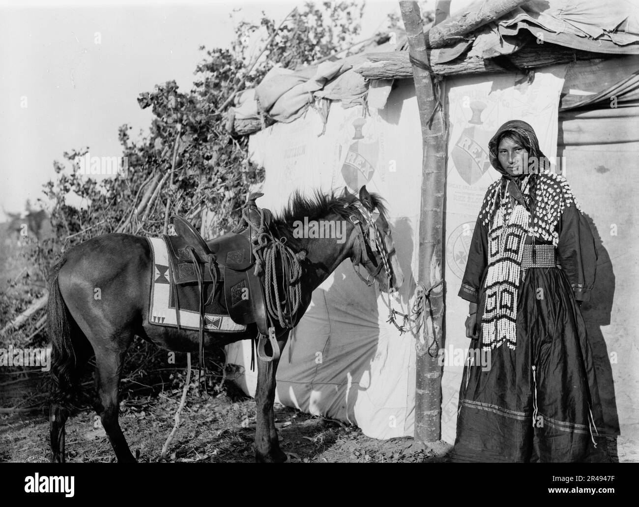 Irene Rock, une écolière [sic] d'Assinaboine à fort Belknap, c1907. Banque D'Images