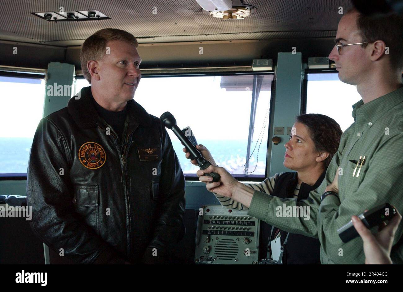 Marine AMÉRICAINE sur le pont drapeau de l'USS Harry S. Truman (CVN-75) contre-amiral John D. Stufflebeem, commandant de la Force opérationnelle Sixty (CTF-60) Banque D'Images