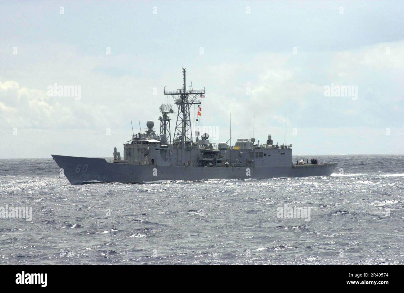 US Navy la frégate de missiles guidés USS Rodney M. Davis (FFG 60) vole à côté du porte-avions USS Nimitz (CVN 68) Banque D'Images