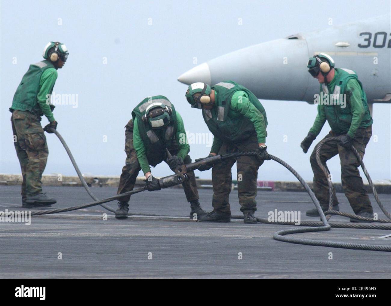 US Navy Aviation Boatswain's Mates commute un fil suspendu de l'un des quatre câbles d'arrêt Banque D'Images