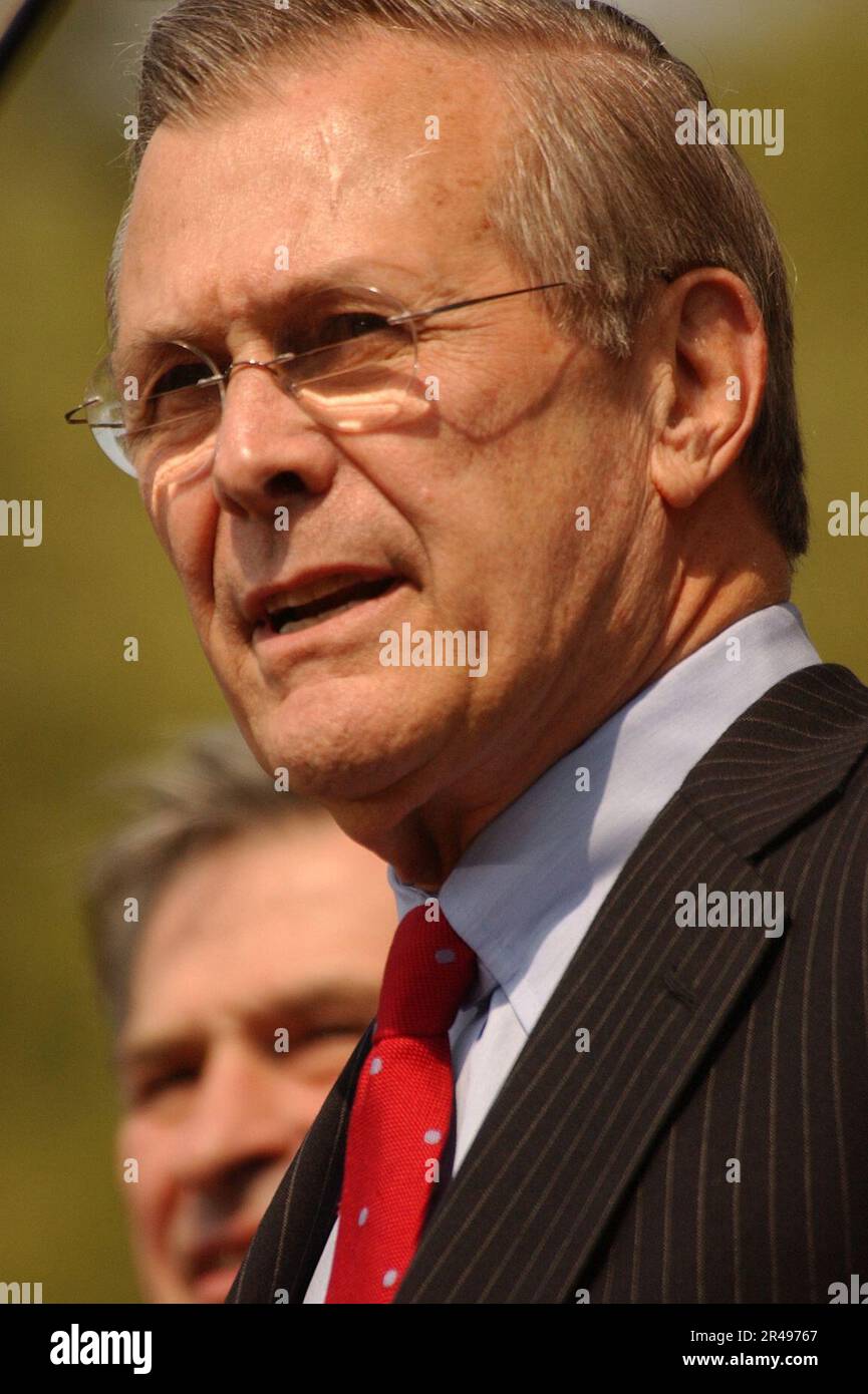 DONALD Rumsfeld, secrétaire de la Défense DE la Marine AMÉRICAINE, présente la star de la musique country Darryl Worley, qui a joué son chant Hit You Forgotten lors d'un concert tenu au Pentagone pour soutenir nos troupes Banque D'Images