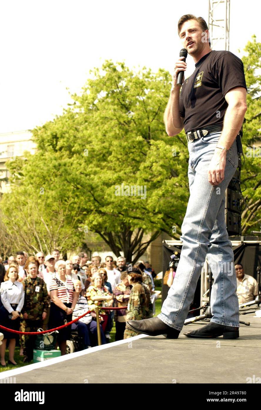 DARRYL Worley, CHANTEUR DE musique country DE LA MARINE AMÉRICAINE, interprète sa chanson à succès, Hé You Forgotten Banque D'Images