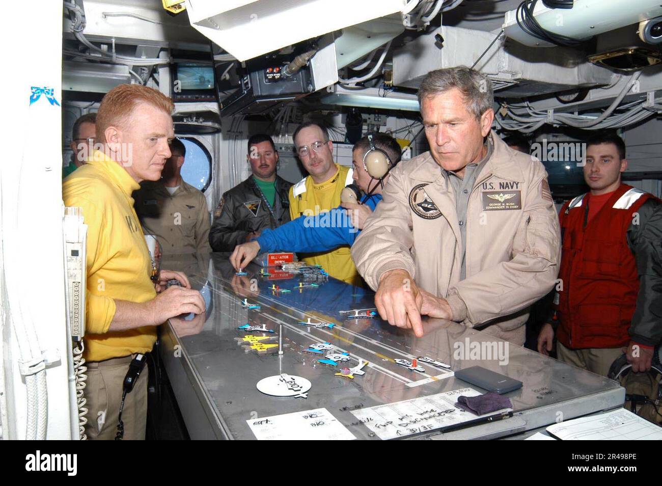 LE président DE la Marine AMÉRICAINE George W. Bush fait une tournée de contrôle du pont de vol lors de sa visite à l'USS Abraham Lincoln (CVN 72) Banque D'Images