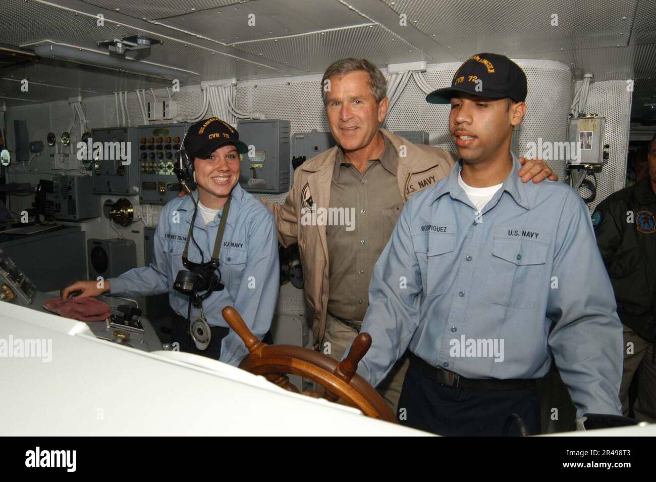 LE président DE la Marine AMÉRICAINE George W. Bush fait une visite du pont lors de sa visite à bord de l'USS Abraham Lincoln (CVN 72) Banque D'Images