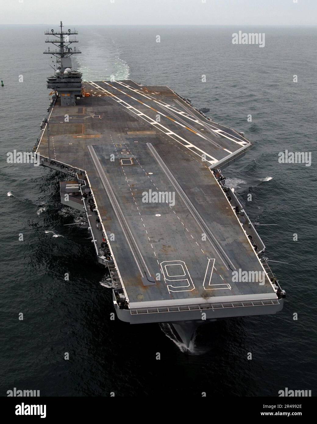 Les marins DE la Marine AMÉRICAINE à bord de l'unité de prémise en service (PCU) Ronald Reagan (CVN 76) ont fait sortir le plus récent porte-avions du monde en mer pour la première fois lors des essais en mer de Builder's au large des côtes de la Virginie Banque D'Images