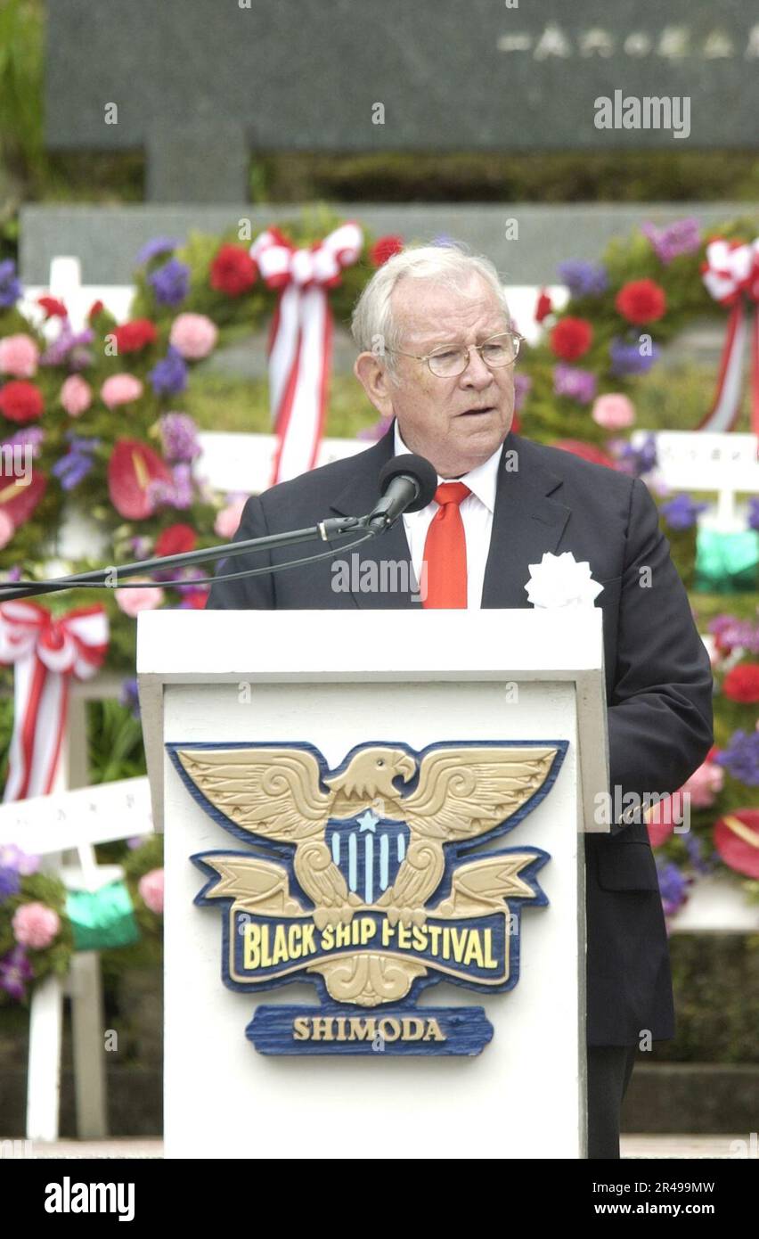 US Navy l'honorable Howard Baker, ambassadeur des États-Unis au Japon, prononce un discours au Shimoda Black Ship Festival de 64th, qui commémore l'arrivée du Commodore Perry et des Black Ships of the U Banque D'Images