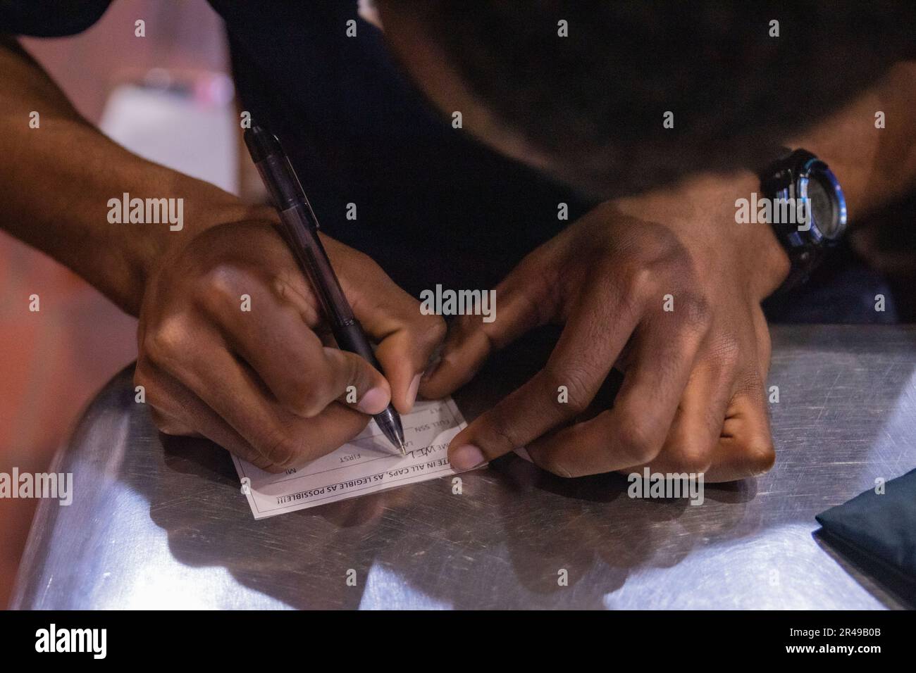 De nouvelles recrues de la Fox Company, 2nd Recruit Training Battalion, arrivent à bord du Marine corps Recruit Depot Pariris Island, S.C., 3 avril 2023. Au cours de leur première nuit à bord du dépôt, les recrues feront un appel téléphonique à la maison, recevront leur coupe de cheveux pour la première recrue, recevront leur uniforme et compléteront le traitement administratif initial. Banque D'Images