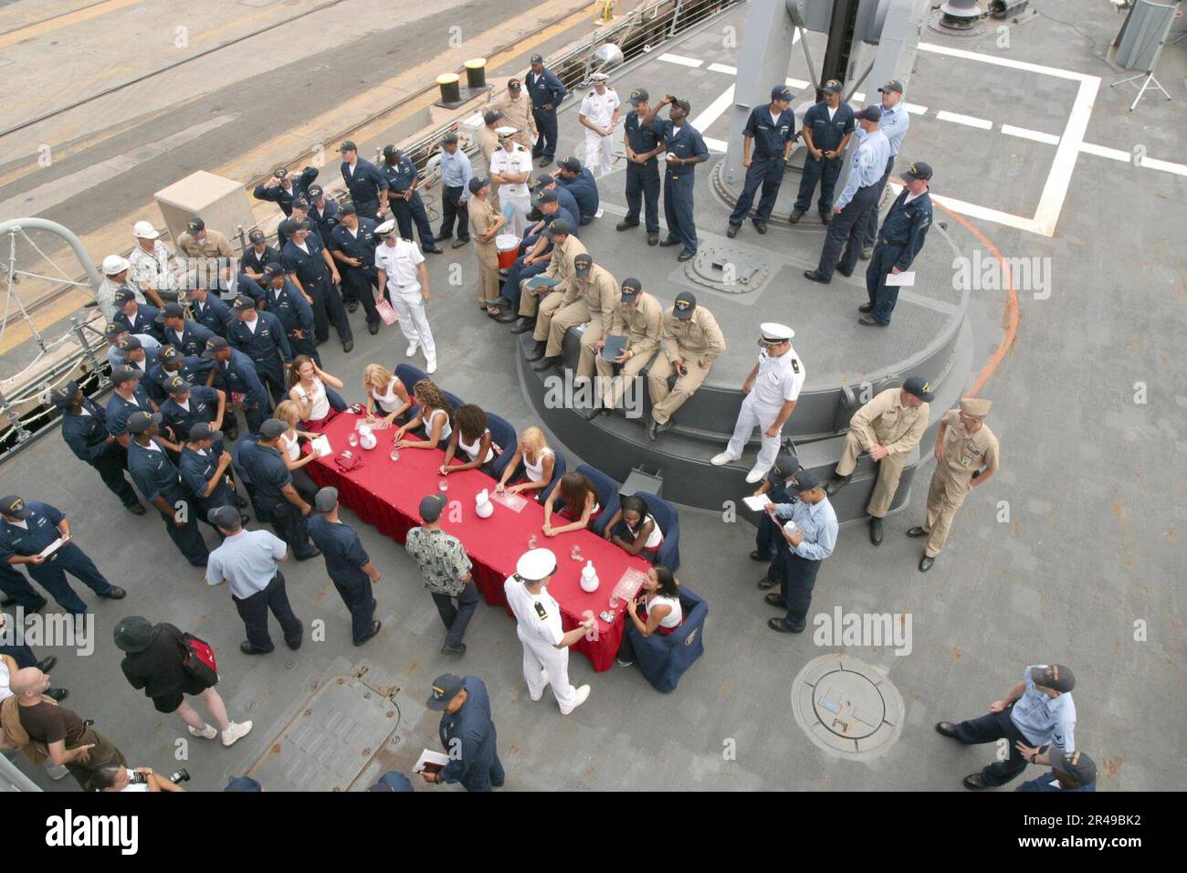 US Navy la National football League (NFL) San Francisco quarante-Niners cheerleaders signent des autographes pour les marins à bord de la frégate de missile guidée USS Reuben James (FFG 57) Banque D'Images