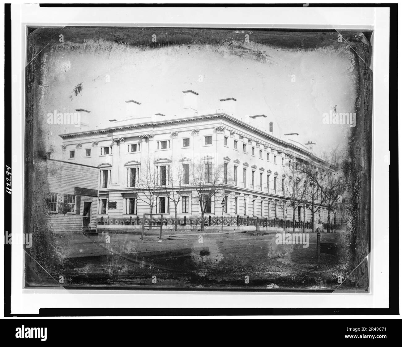 Bureau de poste général à partir de l'angle de 8th Street et E Street, NW, Washington, D.C., la boutique d'Elija Dyer, marchand tailleur, sur la gauche, ca. 1846. Banque D'Images