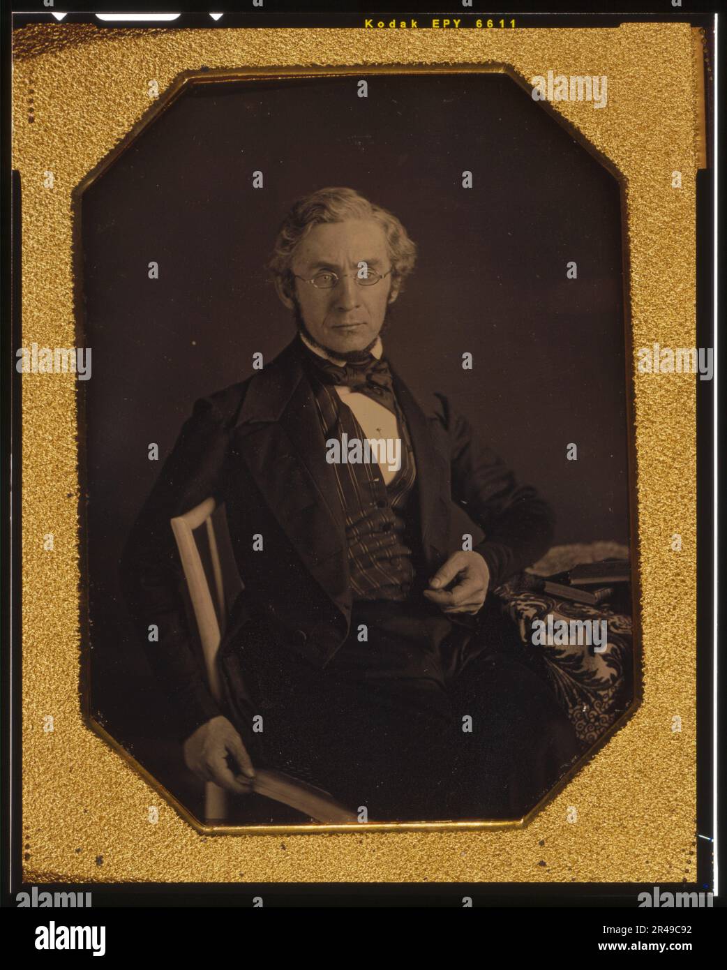 William Young McAllister, portrait de trois quarts de longueur, assis dans une chaise, bras reposant sur une table avec nappe, entre 1848 et 1851. Fabricants et détaillant d'équipements optiques, d'instruments mathématiques et de photographies commerciales. Banque D'Images