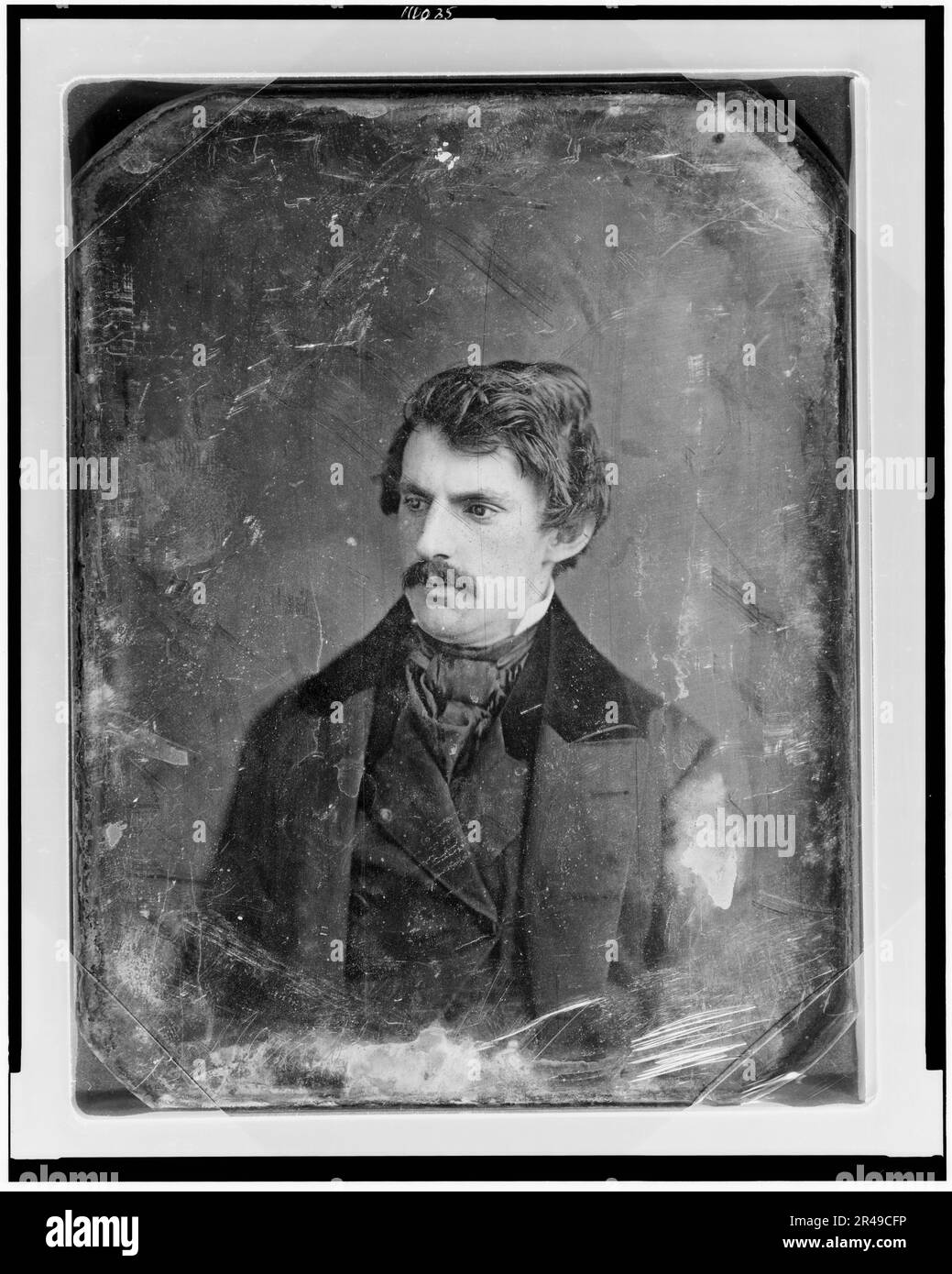 Homme non identifié, âgé d'environ 30 ans, portrait tête-et-épaules, trois quarts à gauche, avec moustache, entre 1844 et 1860. Peut-être Joseph Eldridge H. Hamblin, soldat; ou Thos. S. H. Ordwiz (?), acteur. Banque D'Images