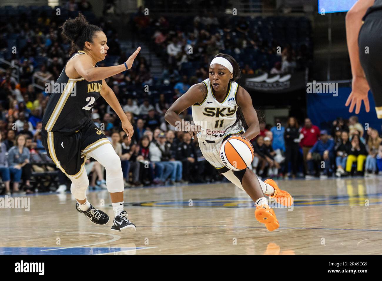 Chicago, États-Unis. 26th mai 2023. Chicago, Etats-Unis, 26 mai 2023: Dana Evans (11 Chicago Sky) conduit au panier pendant le match entre le ciel de Chicago et Washington Mystics le vendredi 26 mai 2023 à Wintrust Arena, Chicago, Etats-Unis. (PAS D'UTILISATION COMMERCIALE) (Shaina Benhiyoun/SPP) crédit: SPP Sport Press photo. /Alamy Live News Banque D'Images