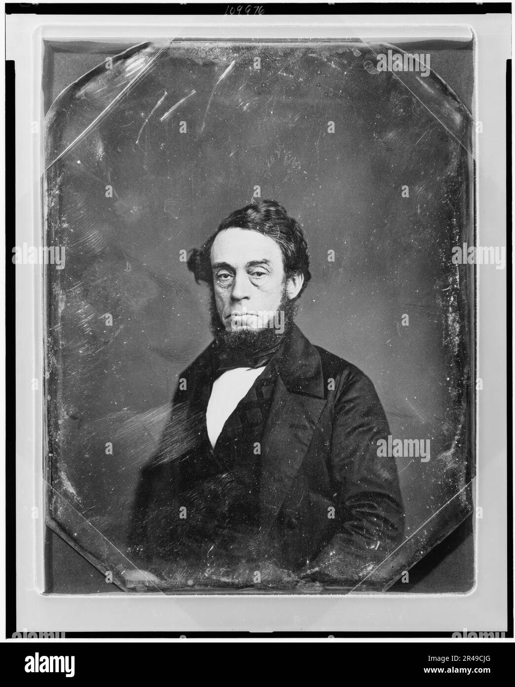 Homme non identifié, portrait en demi-longueur, trois quarts à gauche, yeux face à l'avant, avec barbe, entre 1844 et 1860. Banque D'Images