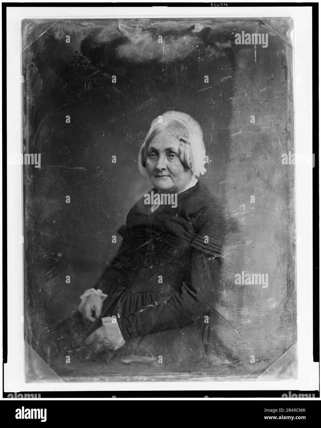 Femme non identifiée, portrait en demi-longueur, trois quarts à gauche, portant une casquette en dentelle blanche, entre 1851 et 1860. Banque D'Images