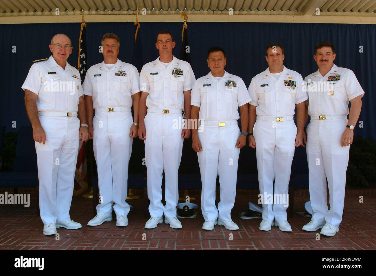 MARINE AMÉRICAINE les marins de l'année de la Marine posent pour une photo entre l'ADM Vern Clark, Banque D'Images