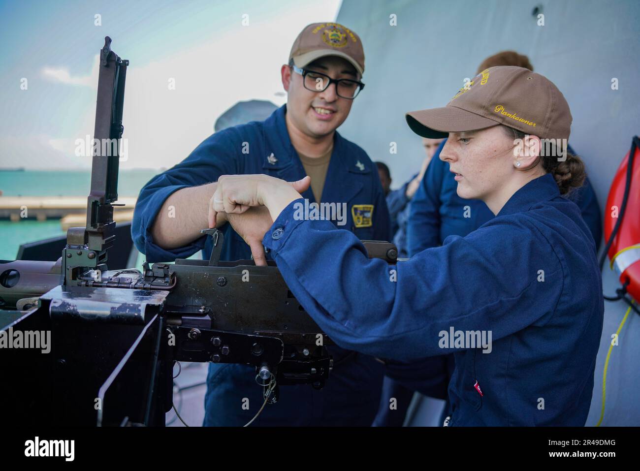 SINGAPOUR (9 mars 2023) Gunner’s Mate 2nd Class Joshua Rodriguez, à gauche, de Los Angeles, enseigne le technicien en systèmes d’information 2nd Class Emily Schaffer, de Duanesburg, New York, comment faire fonctionner une mitrailleuse M2A1 pendant un entraînement de familiarisation des armes à bord du navire de combat littoral de classe Independence USS Oakland (LCS 24) À la base navale de Changi, Singapour, 9 mars 2023. Oakland, qui fait partie de l'escadron 7 de Destroyer, est en cours de déploiement par rotation, opérant dans la zone d'opérations de la flotte américaine 7th afin d'améliorer l'interopérabilité avec les alliés et les partenaires et de servir de force de réaction prête à l'emploi Banque D'Images