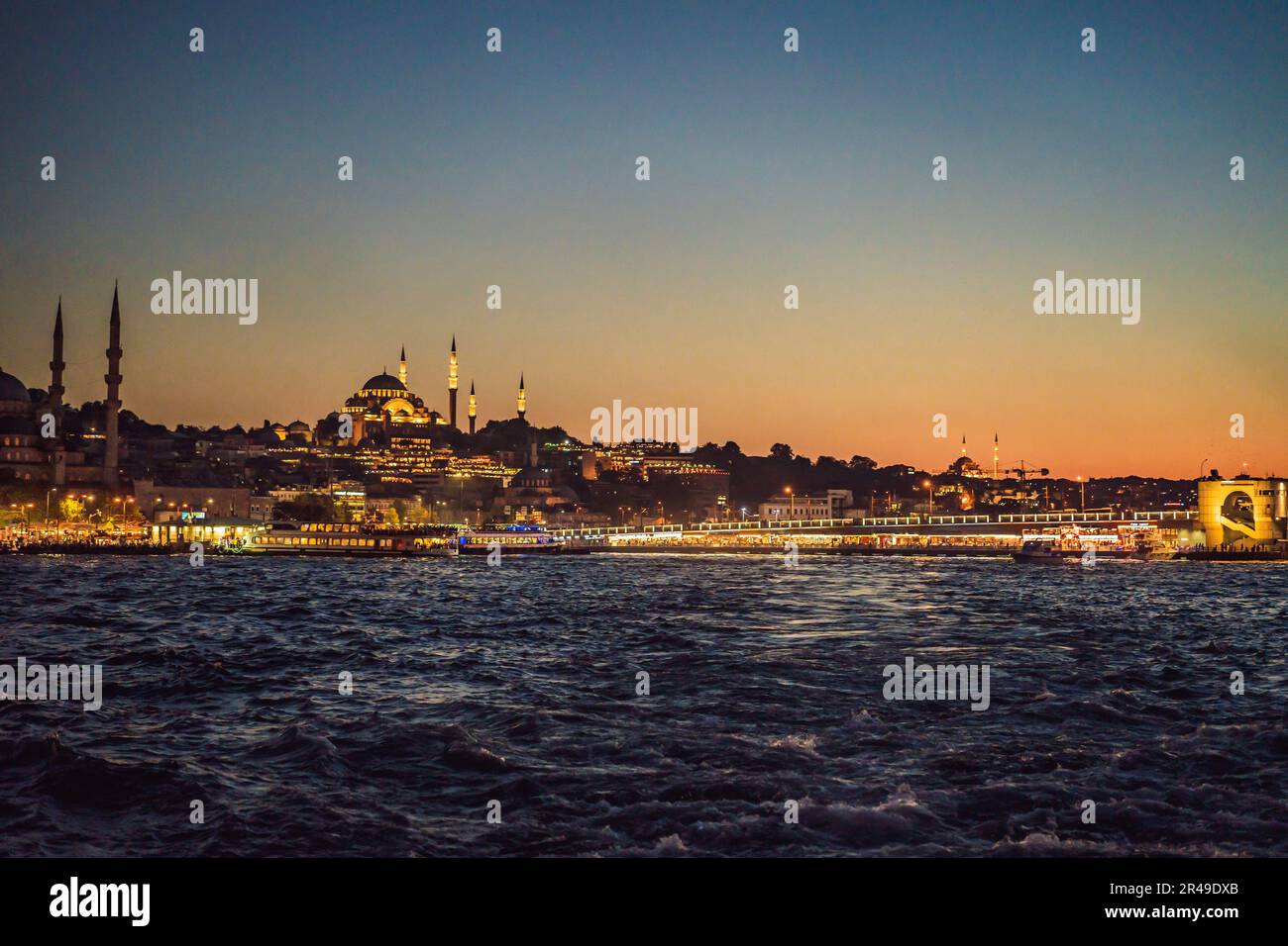 Istanbul au coucher du soleil, Turquie. Bateau touristique navigue sur la Corne d