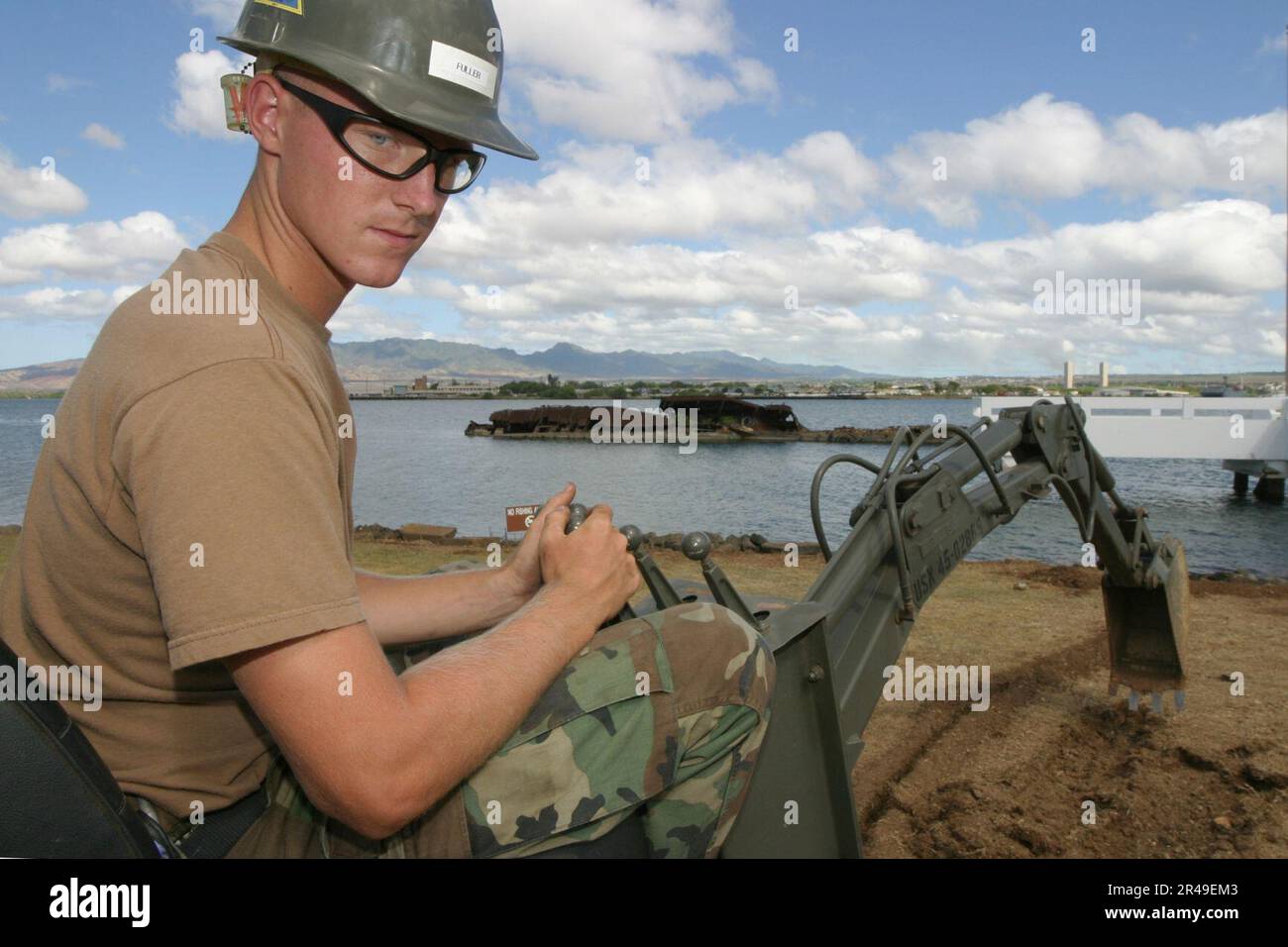 L'apprenti Ryan Fuller, opérateur d'équipement DE la Marine AMÉRICAINE, affecté à l'unité 413 du Bataillon de la construction (CBU-413) enlève la couverture de sol de la pelouse du Mémorial USS Utah sur l'île Ford Banque D'Images