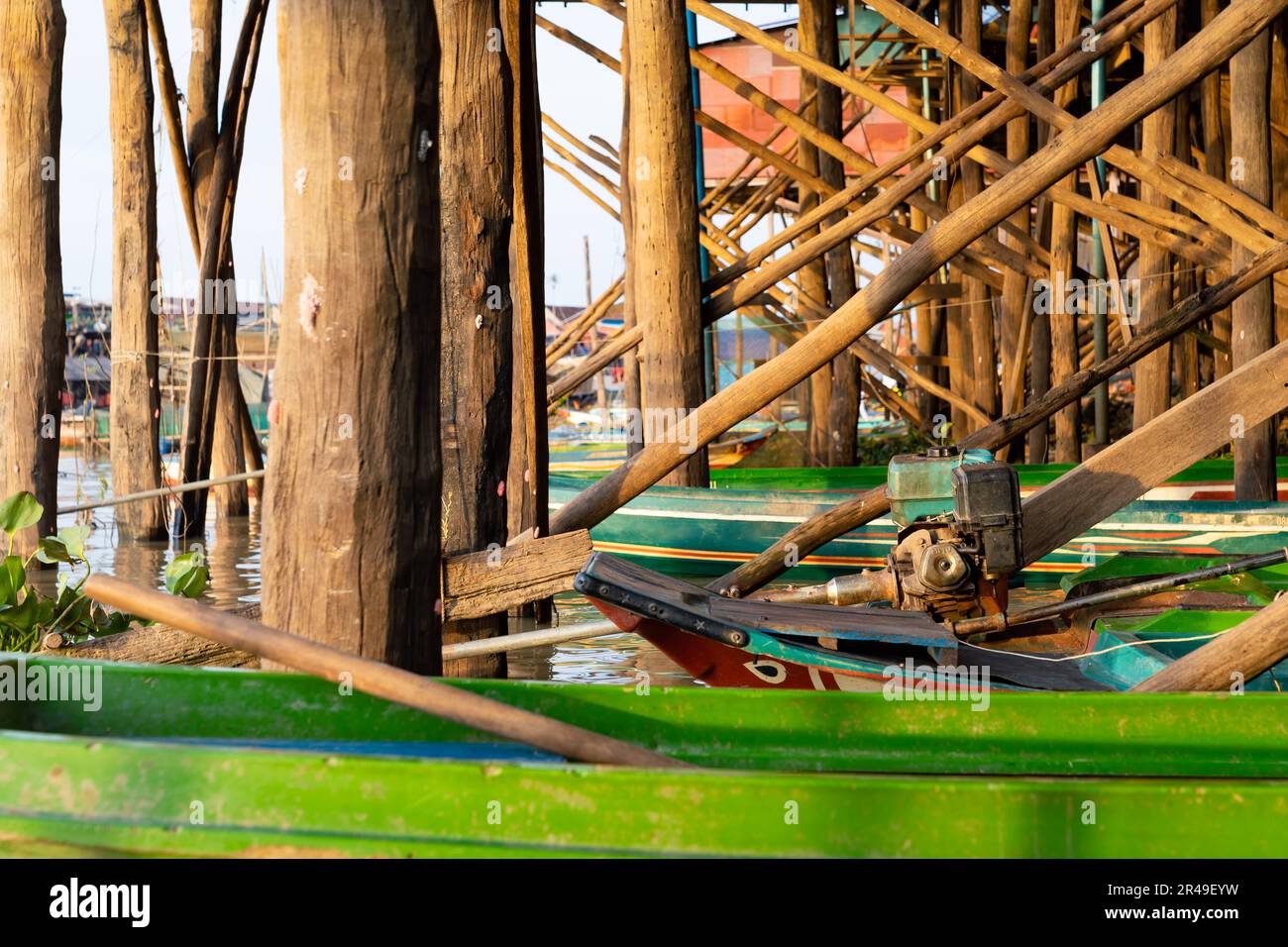 Couple de structures en bois au village flottant de Kompong Khleang Banque D'Images