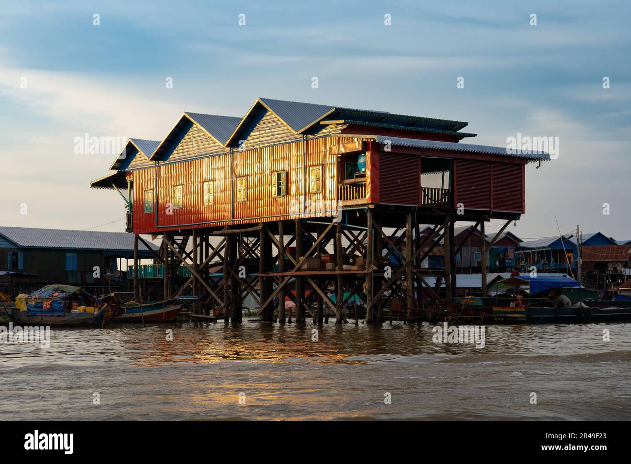 Un bâtiment dans le village flottant de Kompong Khleang au Cambodge Banque D'Images