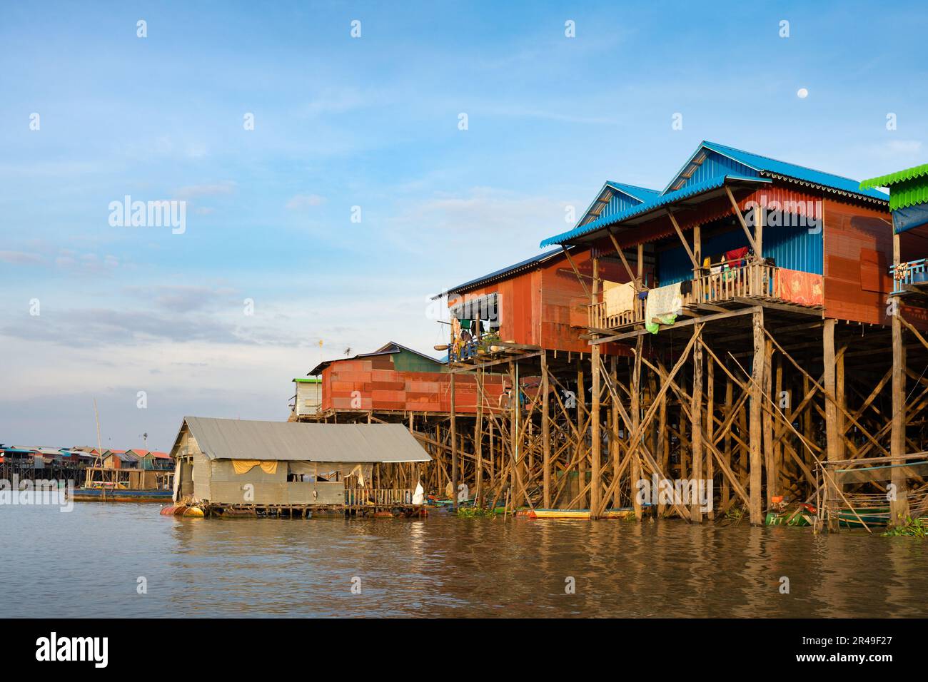 Un bâtiment majestueux au-dessus des eaux tranquilles du village flottant de Kompong Khleang, Cambodge Banque D'Images