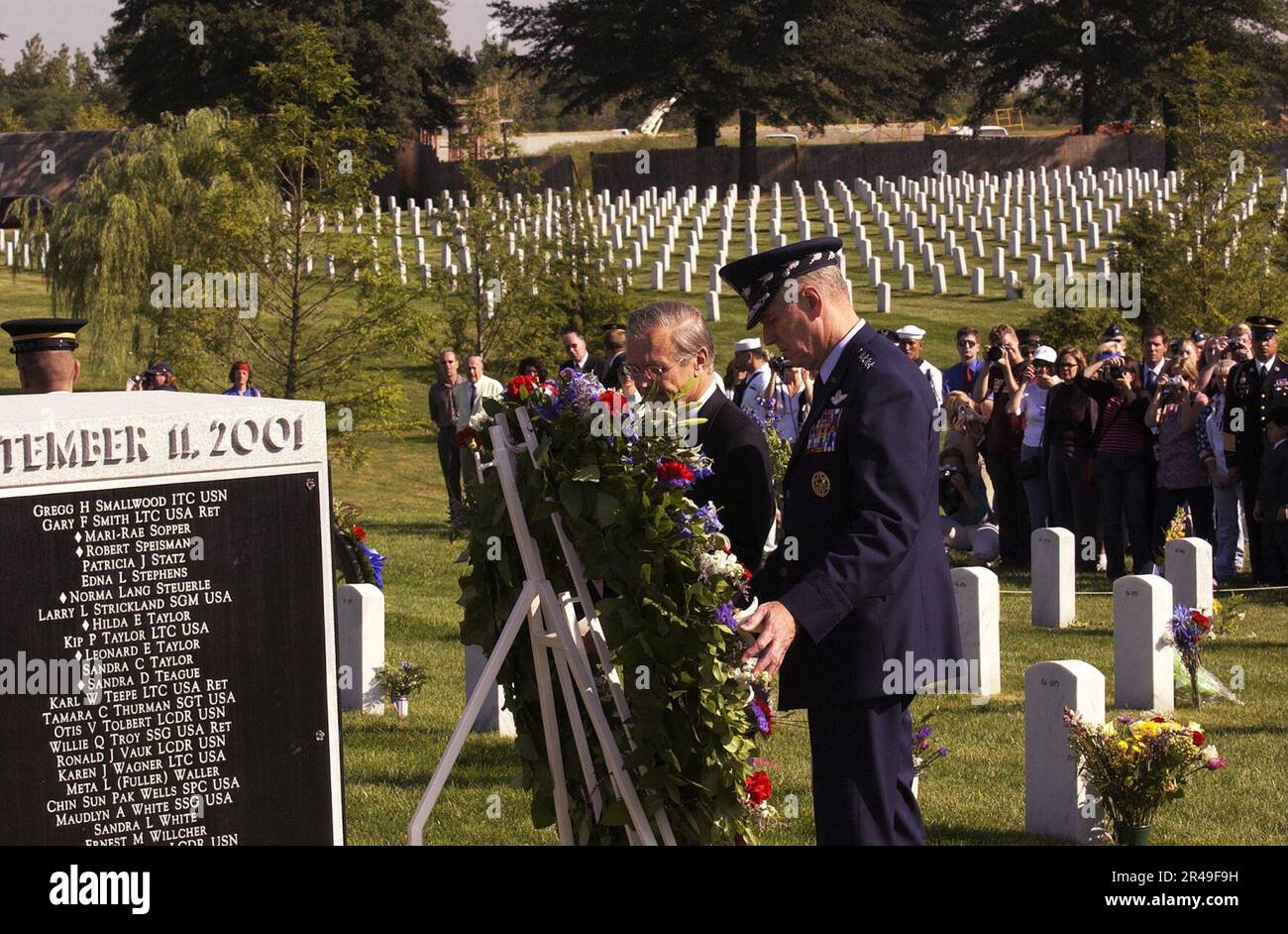 DONALD Rumsfeld, secrétaire à la Défense DE la Marine AMÉRICAINE, à gauche, et le général Richard Myers, CH of the joint Banque D'Images