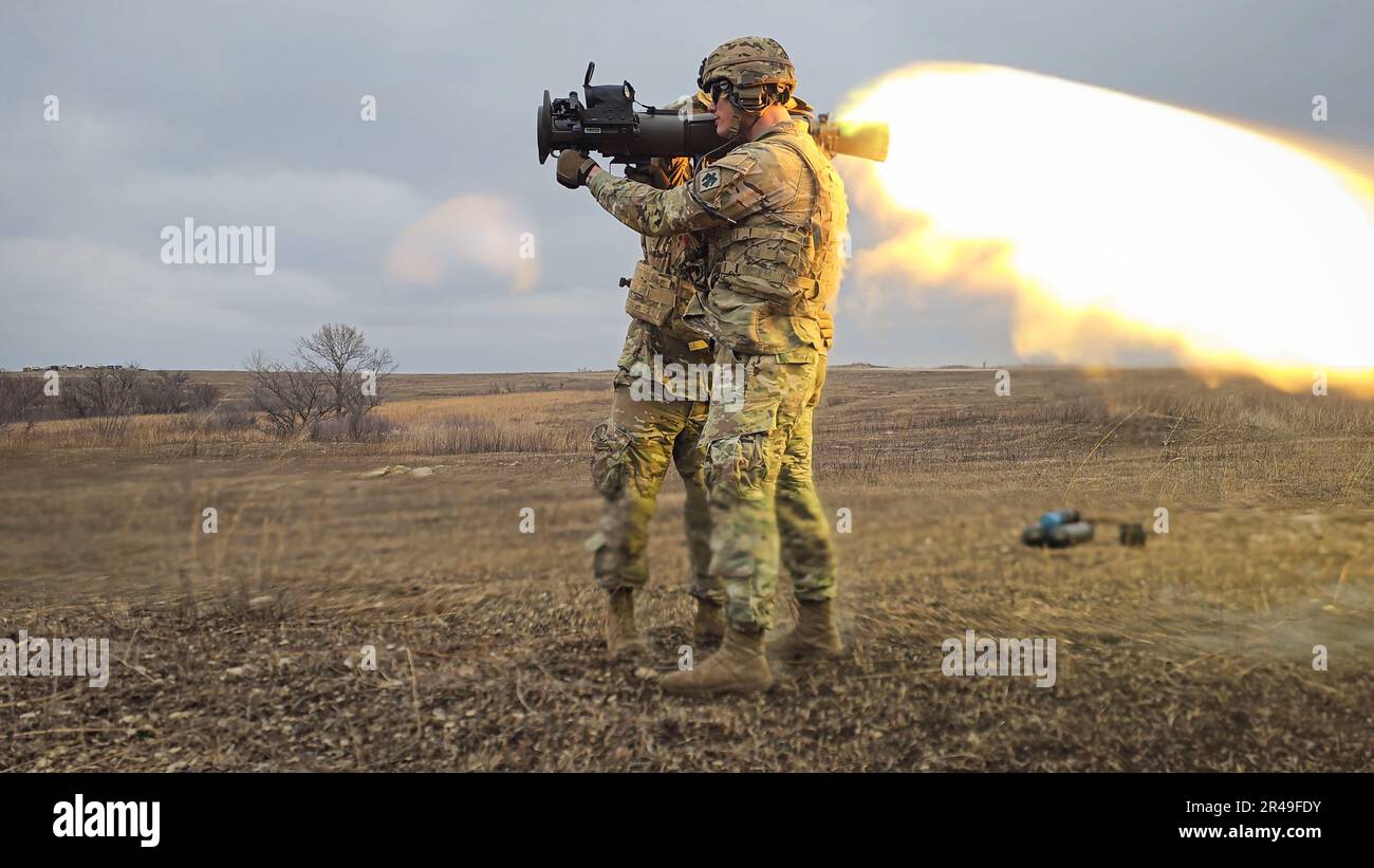 Soldats avec le quartier général et la Compagnie du quartier général, 179th Infantry Regiment, 45th Infantry Brigade combat Team, Oklahoma Army National Guard, feu an AT4, une épaule tiré, arme anti-char sans résolé, à fort Riley, Kan., 26 mars 2023. 45th soldats de l'IBCT ont mené une formation préalable à la mobilisation en vue de leur prochain déploiement comme opérations de soutien de la Force opérationnelle Tomahawk dans trois pays d'Afrique de l'est. Banque D'Images