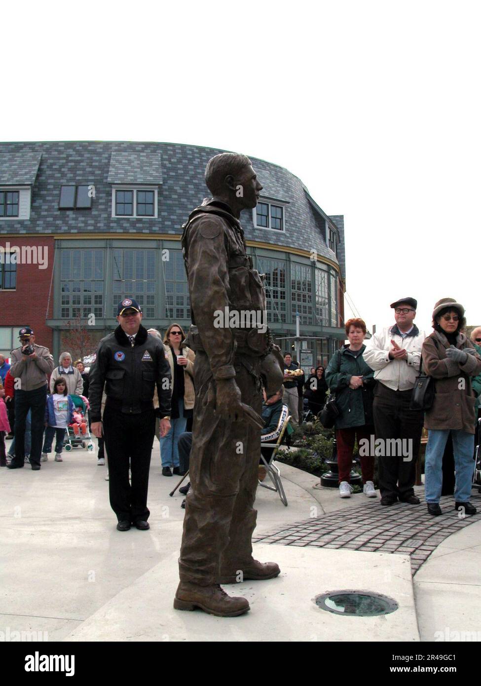 US Navy Une statue en bronze d'un Crewman d'aviation fait face à l