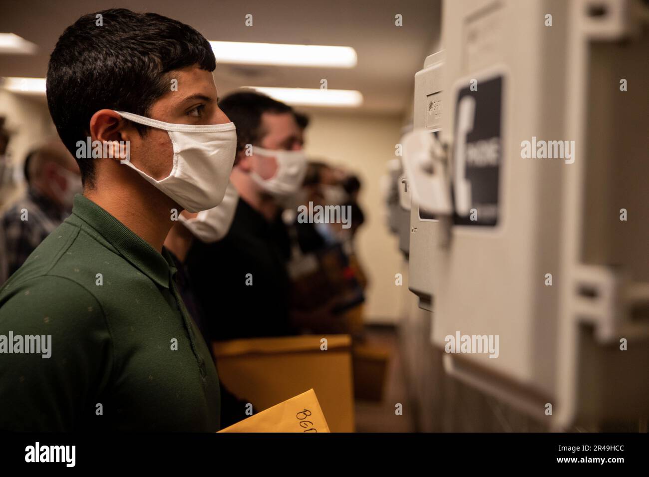De nouvelles recrues de la Fox Company, 2nd Recruit Training Battalion, arrivent à bord du Marine corps Recruit Depot Pariris Island, S.C., 3 avril 2023. Au cours de leur première nuit à bord du dépôt, les recrues feront un appel téléphonique à la maison, recevront leur coupe de cheveux pour la première recrue, recevront leur uniforme et compléteront le traitement administratif initial. Banque D'Images