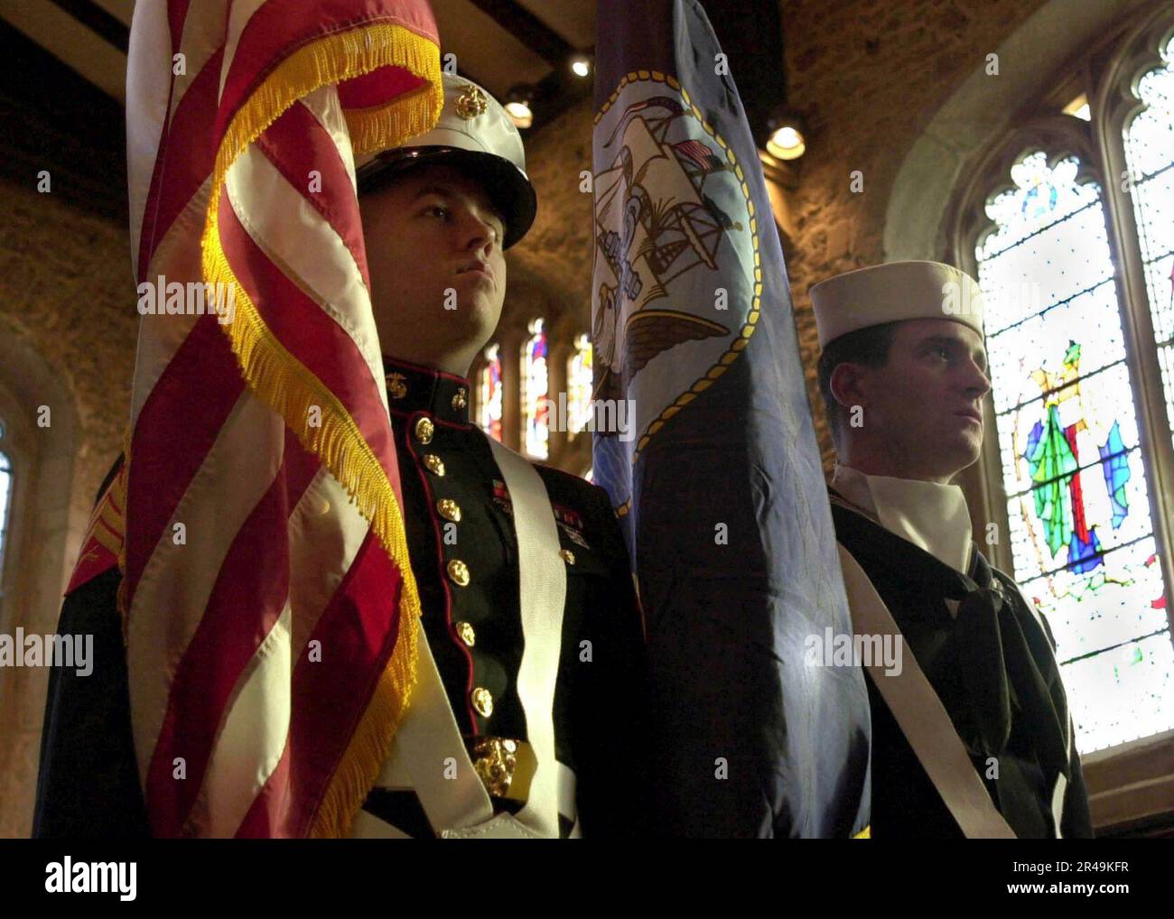 LE Sgt. De LA Marine AMÉRICAINE et le électricien de construction 2nd classe affichent les couleurs lors d'une cérémonie de commémoration à laquelle assisteront les Américains et les Britanniques Banque D'Images