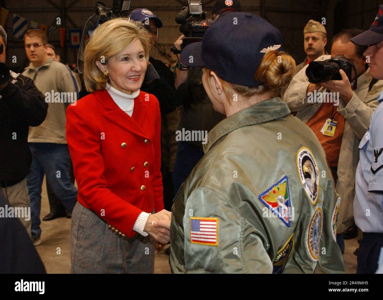 LA présidente DE la Marine AMÉRICAINE pour le sous-comité de la construction militaire, le sénateur Kay Bailey Hutchison, du R-Texas, serre la main avec l'un des nombreux réservistes de la marine et marins actifs Banque D'Images