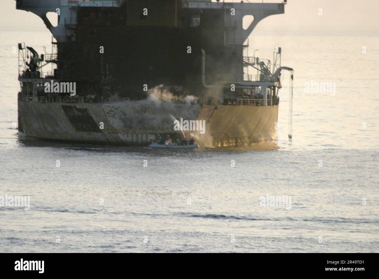 LES marins DE la Marine AMÉRICAINE de Pascagoula, dans le miss, le croiseur à missiles guidés Aegis USS Yorktown (CG 48) combattent un incendie à bord d'un navire à moteur Everton au large de la côte d'Oman Banque D'Images