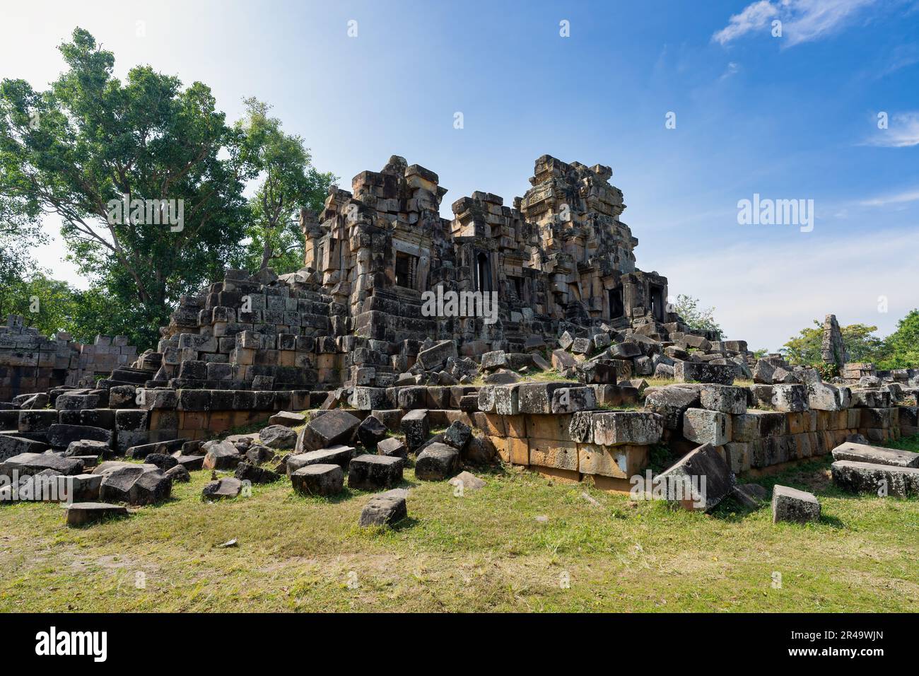 Le temple Wat Ek Phnom est entouré d'une végétation luxuriante à Battambang, au Cambodge Banque D'Images