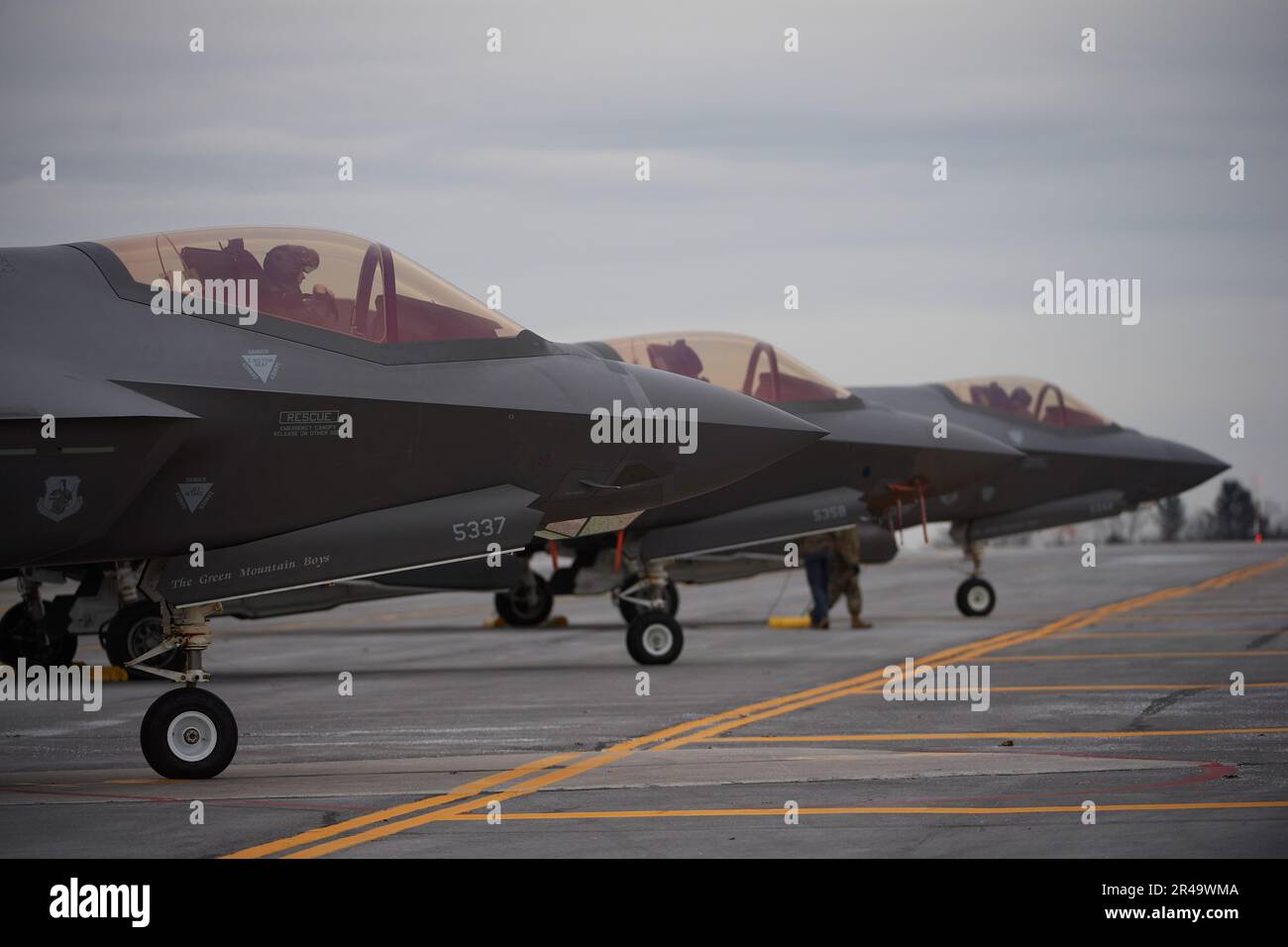 Les aviateurs affectés à la 158th Escadre de chasseurs de la Garde nationale aérienne du Vermont, de South Burlington, Vermont, préparent leurs F-35A Lightning II pour une mission d'entraînement à l'aérodrome de l'Armée de terre Wheeler-Sack, fort Drum, New York, 4 avril 2023. Les aviateurs participent à un exercice Agile combat Employment qui teste la capacité de l'aile à déployer et à mener des missions tactiques avec un minimum de personnel et de ressources. Banque D'Images