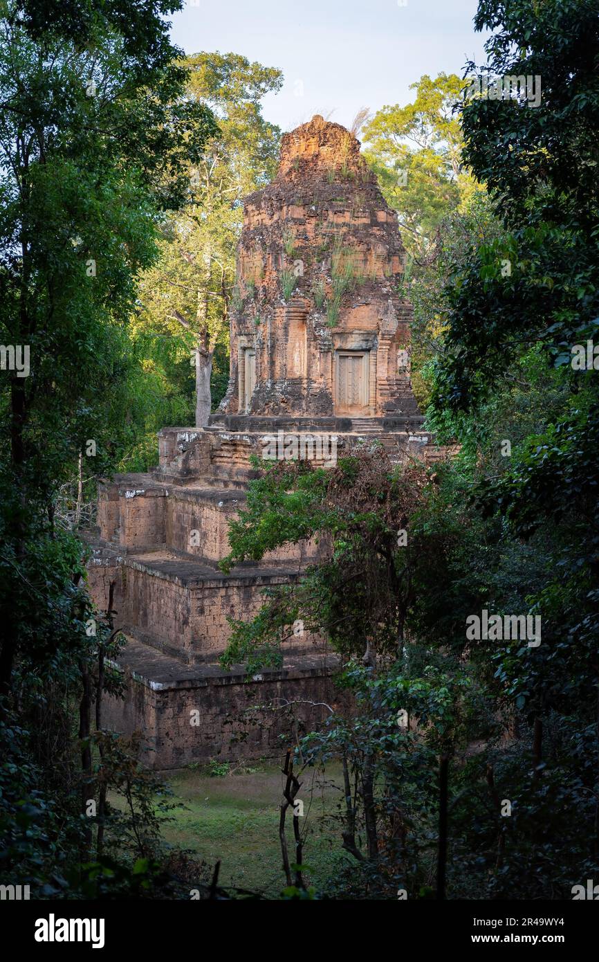 Le majestueux temple de Baksei Chamkrong, dans l'emblématique complexe du temple d'Angkor Wat au Cambodge Banque D'Images