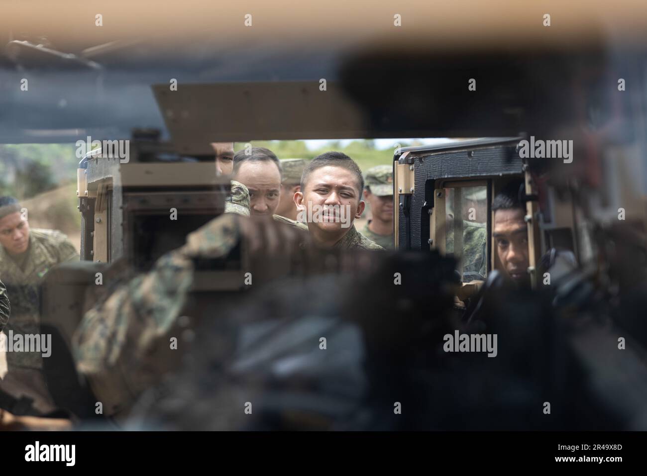 Les cadets de l'armée philippine observent un U.S. Armée Humvee lors d'une visite du Camp Agnew, Casigueran, Philippines en préparation pour Balikatan 23 sur 3 avril 2023. Balikatan est un exercice annuel entre les forces armées des Philippines et l'armée américaine visant à renforcer l'interopérabilité bilatérale, les capacités, la confiance et la coopération bâtie sur des expériences partagées de plusieurs décennies. Banque D'Images