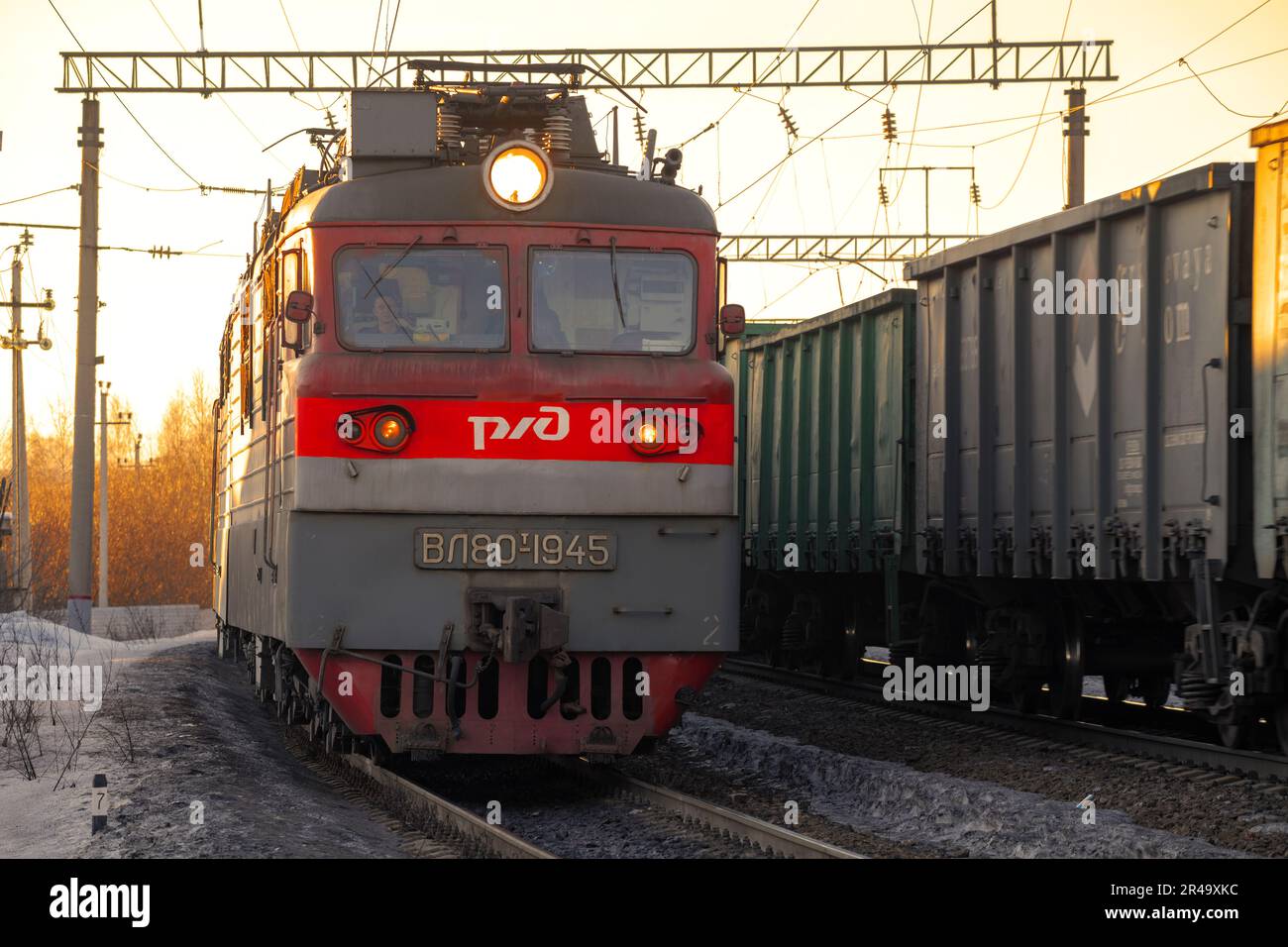 SHARYA, RUSSIE - 19 MARS 2022 : gros plan de la locomotive électrique VL80t dans une soirée ensoleillée de mars. chemin de fer du nord Banque D'Images