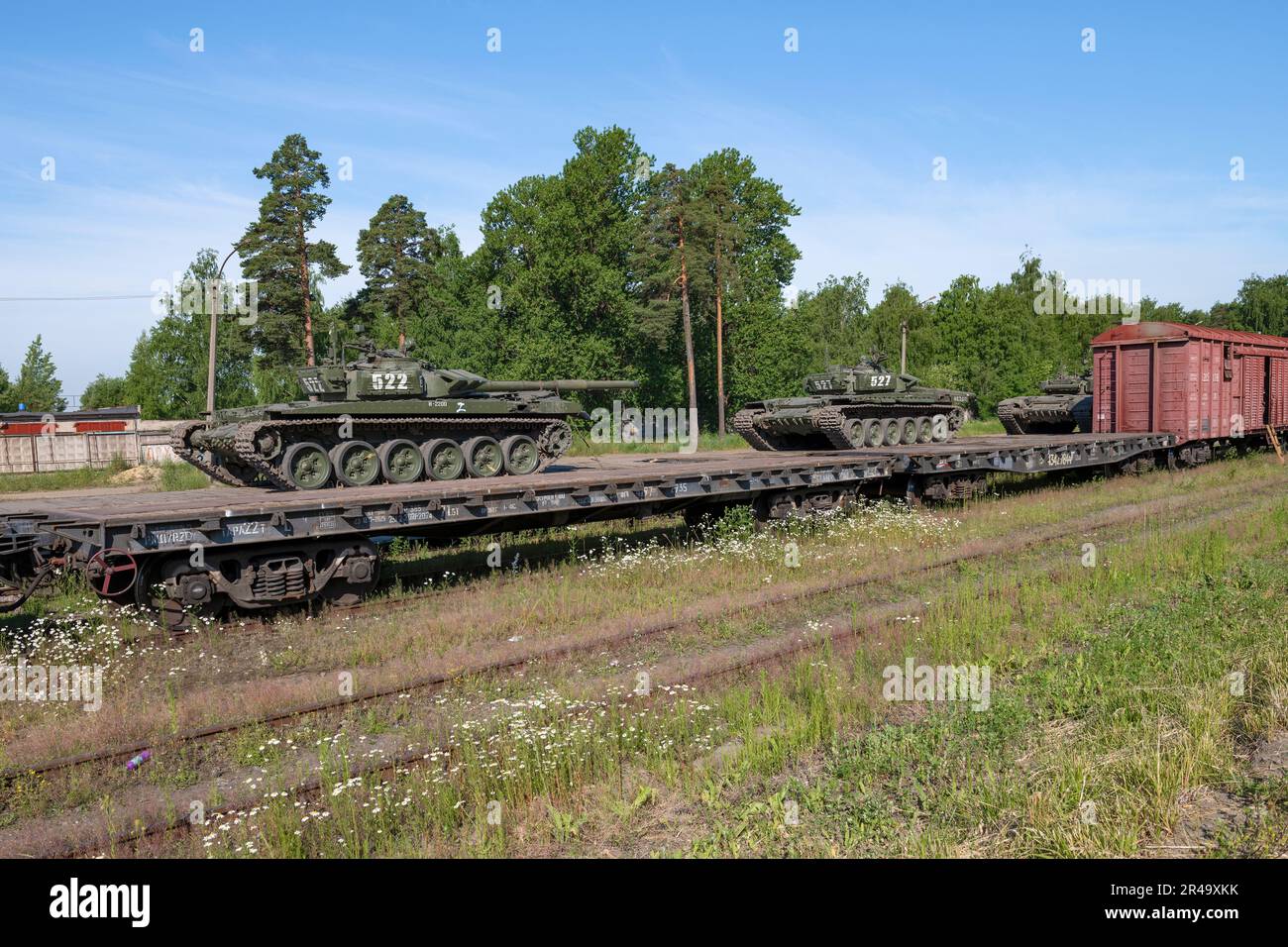 OBLAST DE LENINGRAD, RUSSIE - 02 JUILLET 2022 : un train militaire avec des chars T-72B3 se trouve dans une impasse ferroviaire par une belle journée d'été Banque D'Images