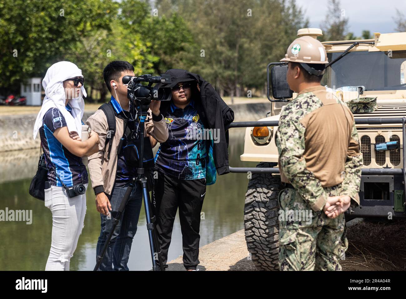 Les membres des médias philippins ont interviewé un américain Marin en préparation pour Balikatan 23 au Camp Agnew, Casiguran, Philippines, 8 avril 2023. Balikatan est un exercice annuel entre les forces armées des Philippines et l'armée américaine visant à renforcer l'interopérabilité bilatérale, les capacités, la confiance et la coopération bâtie sur des expériences partagées de plusieurs décennies. Banque D'Images